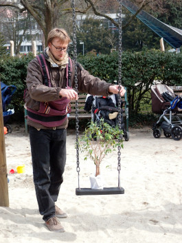 Having a Good Time with Friends - Auf dem Spielplatz © Sebastian Gräfe